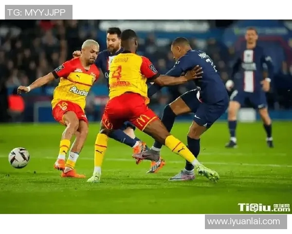 法联赛杯激战特鲁瓦对决朗斯双方争夺晋级名额的精彩对抗